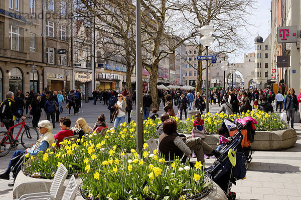 Fußgängerzone im Frühjahr  Neuhauser Straße  Altstadt  München  Oberbayern  Bayern  Deutschland  Europa