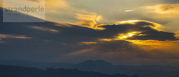 Sonnenuntergang mit dramatischen Wolken  San Marino  Europa