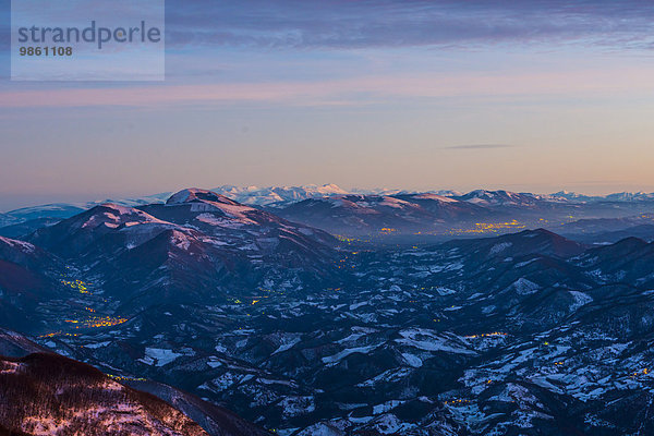 Sonnenuntergang in den Apenninen  vom Monte Nerone im Winter  Apenninen  Marken  Italien  Europa