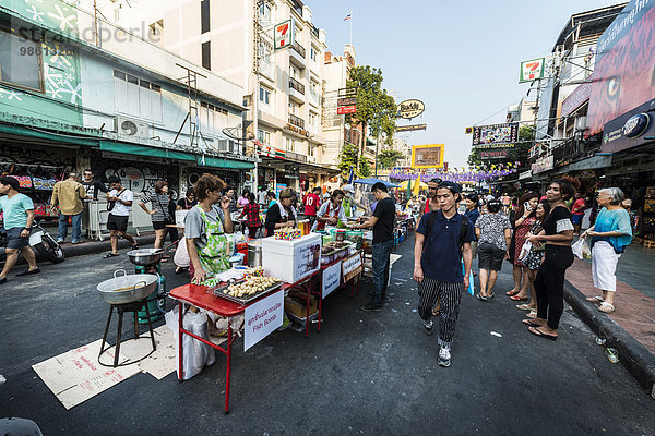 Verkaufsstände und Touristen in der Khao San Road  Krung Thep  Bangkok  Thailand  Asien