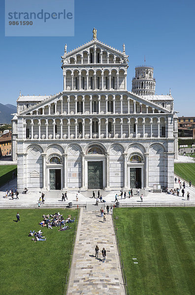Der Dom von Pisa  Westfassade  hinten der Schiefe Turm  Pisa  Toskana  Italien  Europa