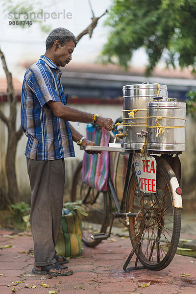 Mobiler Tee- und Kaffeeverkäufer mit seinem Fahrrad  Fort Cochin  Kochi  Kerala  Indien  Asien