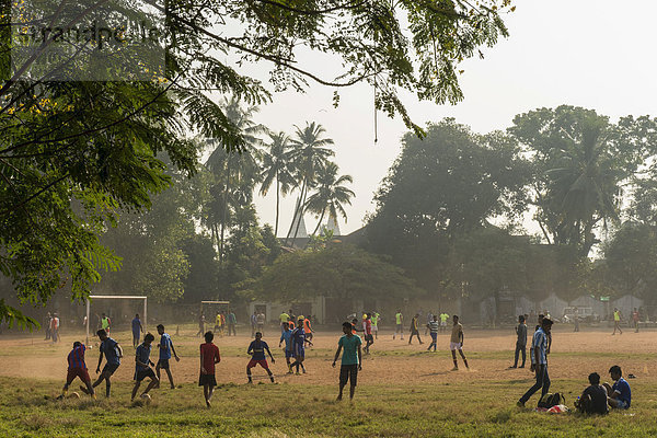 Jugendliche spielen Fußball auf dem Parade Ground  Fort Cochin  Kochi  Kerala  Indien  Asien