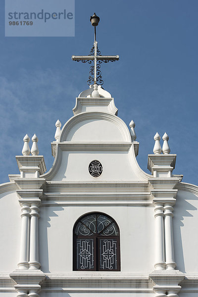 Frontgiebel  römisch-katholische Jeevamatha-Kirche  Mattancherry  Cochin  Kochi  Kerala  Indien  Asien