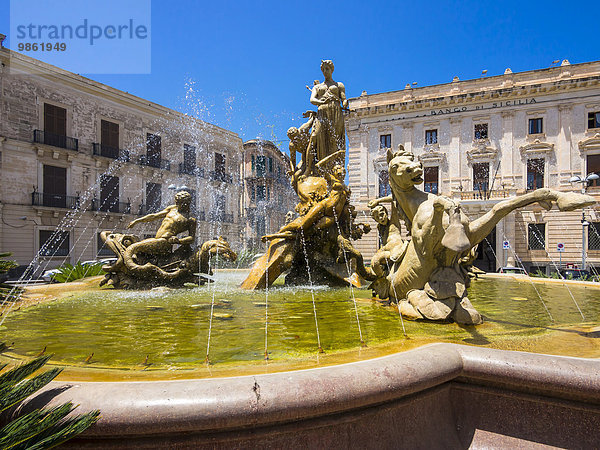 Artemis-Brunnen oder Fontana die Diana  UNESCO Weltkulturerbe  Syrakus  Ortygia  Ortigia  Sizilien  Italien  Europa