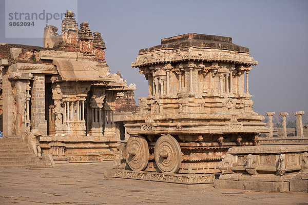 Garuda-Schrein als steinerner Tempelwagen oder Ratha vor Vitthala-Tempel  Hampi  Karnataka  Indien  Asien