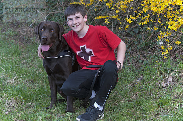 Junge  11 Jahre  mit Labrador  Deutschland  Europa