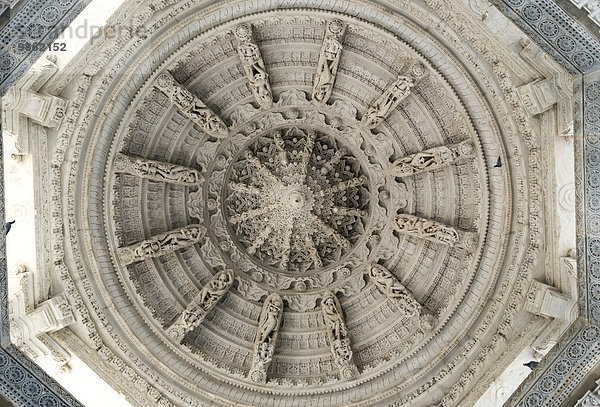 Architektonisches Detail  Kuppeldach  Jaintempel von Ranakpur  Rajasthan  Indien  Asien