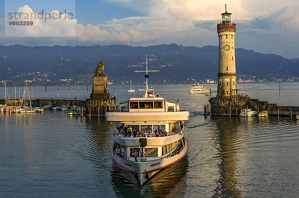 Bayerischer Löwe  Neuer Leuchtturm  Hafeneinfahrt  Passagierschiff Vorarlberg  Hafen  Bodensee  Lindau  Schwaben  Bayern  Deutschland  Europa