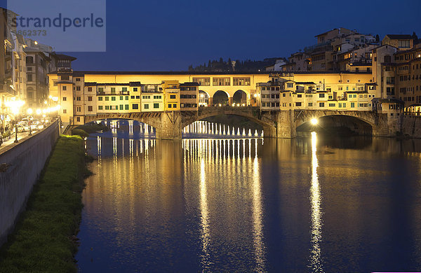Ponte Vecchio  mittelalterliche Brücke über den Fluss Arno  UNESCO Weltkulturerbe  Florenz  Toskana  Italien  Europa