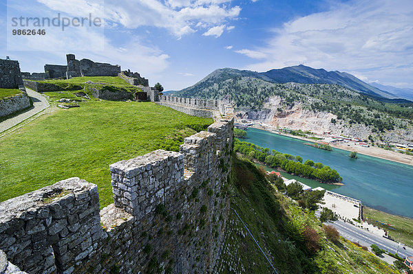 Ausblick über den Fluss Buna  von der Burg Rozafa  Shkodra  Albanien  Europa
