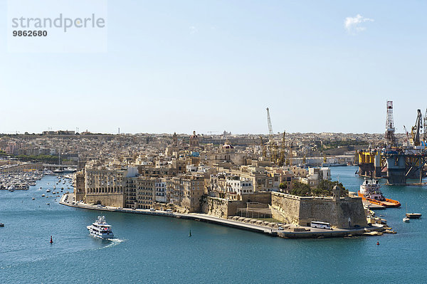 Ausblick auf die Altstadt von Senglea von Valletta aus  Hafen mit Ölbohrturm  Malta  Europa