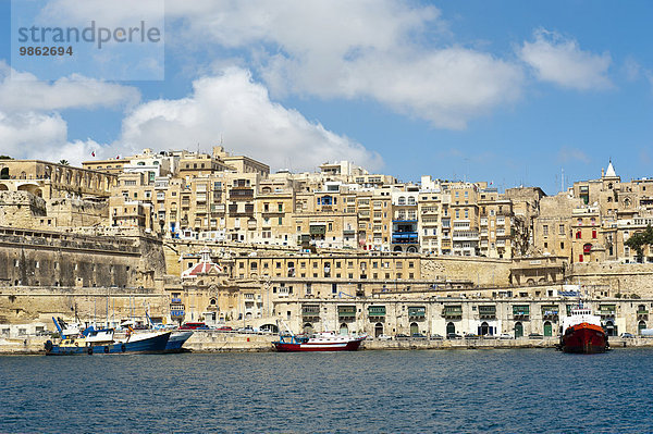 Ausblick auf die übereinander geschachtelten Häuser der Altstadt  Valletta  Malta  Europa