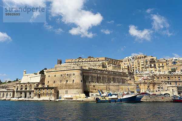 Ausblick hinauf zur Altstadt mit Upper Barrakka Gardens  Valletta  Malta  Europa