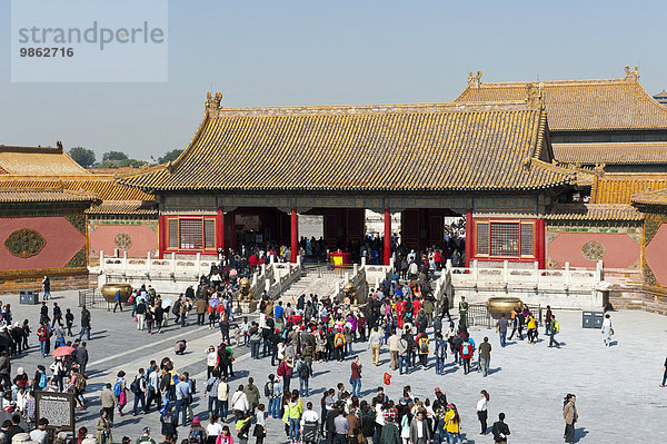 Viele Menschen  Tor der Himmlischen Reinheit  Verbotene Stadt  Kaiserpalast  Peking  Volksrepublik China