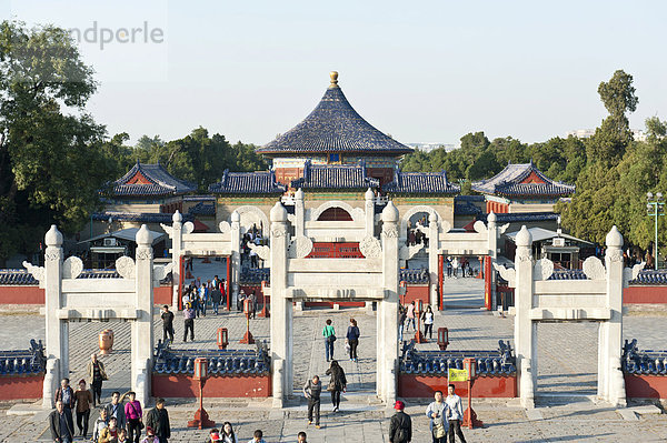 Besucher  Tempel für Ernteopfer  Eingangsportal zur Halle des Himmelsgewölbes  Himmelstempel  Peking  China  Asien
