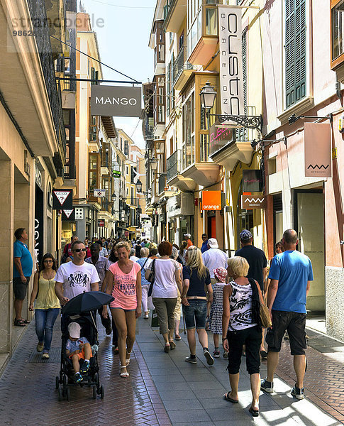 Altstadtgasse mit vielen Läden  Palma de Mallorca  Mallorca  Balearen  Spanien  Europa