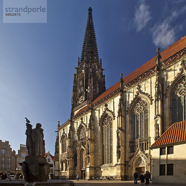 Lambertikirche mit Lambertibrunnen  Münster  Nordrhein-Westfalen  Deutschland  Europa