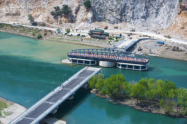 Neu gebaute Drehbrücke über den Fluss Buna  Shkodra  Albanien  Europa