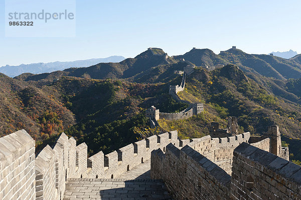 Chinesische Mauer  historische Grenzbefestigung mit Zinnen  restaurierter Abschnitt mit Wachtürmen  Große Mauer schlängelt sich über Gebirgskamm  Jinshanling  Volksrepublik China