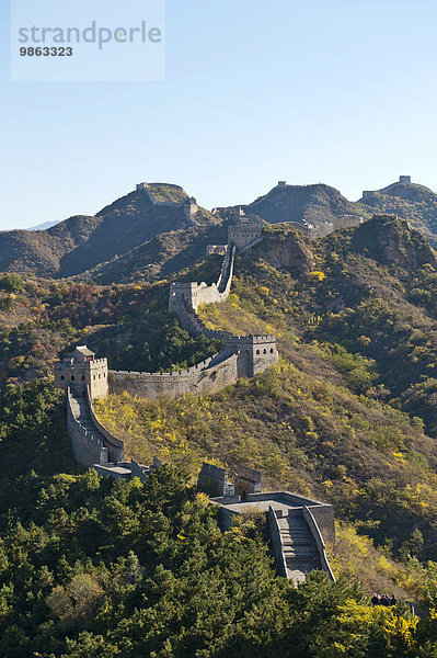 Chinesische Mauer  historische Grenzbefestigung  restaurierter Abschnitt mit Wachtürmen  Große Mauer schlängelt sich über Gebirgskamm  Jinshanling  Volksrepublik China