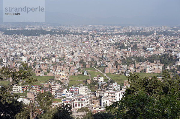 Ausblick auf das Häusermeer der Großstadt  Kathmandu  Kathmandutal  Nepal  Asien