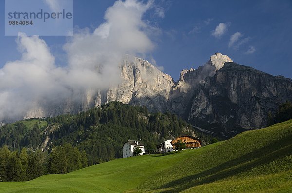 Landschaft Tal Dorf Dolomiten Italien