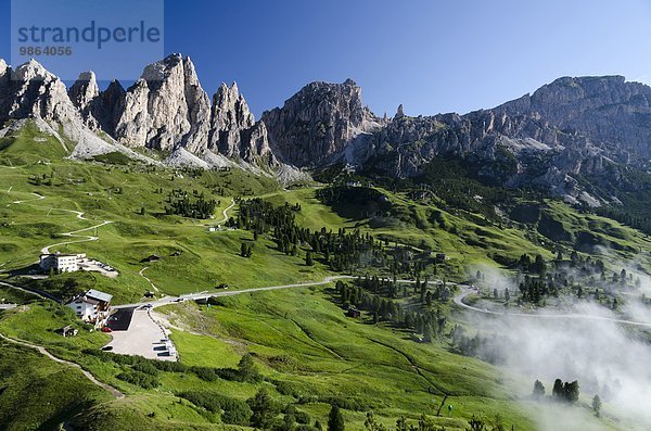 zwischen inmitten mitten Berg Tal Dolomiten Italien