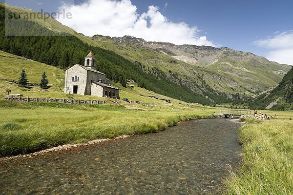 Nationalpark sonnenbaden sonnen Tal Berg Kirche Alpen Italien Lombardei