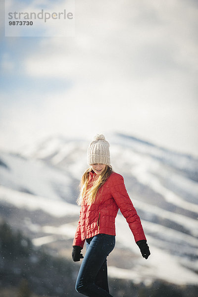 Außenaufnahme Winter Hut Mantel rot jung Strickkleidung Mädchen freie Natur
