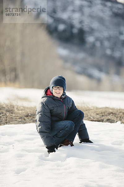 Junge - Person Hut Mantel blau Strickkleidung Schnee