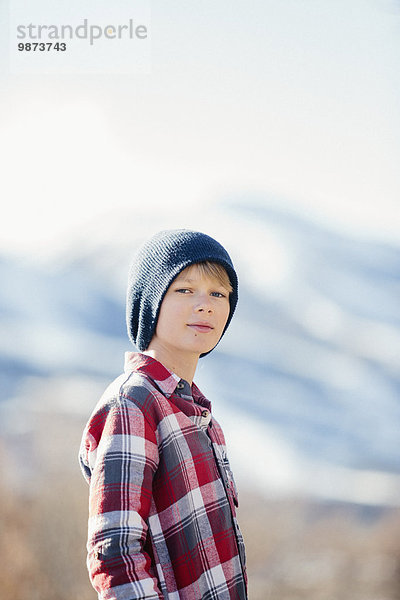 stehend Winter Ländliches Motiv ländliche Motive Junge - Person offen Hut Hemd Strickkleidung
