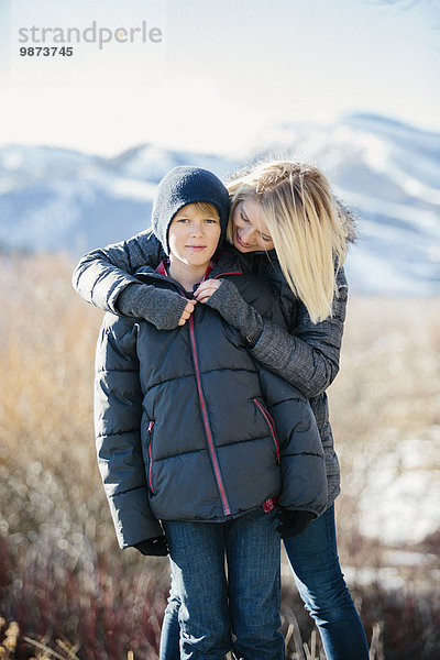 umarmen Junge - Person Hut Jacke Strickkleidung Mutter - Mensch