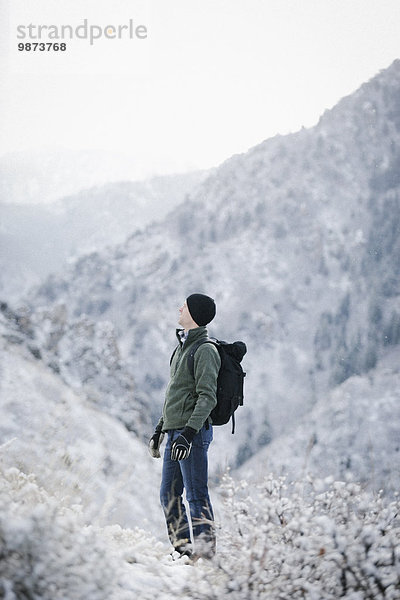 Rucksack Berg Mann tragen wandern