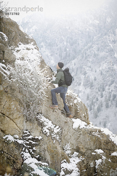 hoch oben Felsbrocken Berg Mann wandern klettern steil