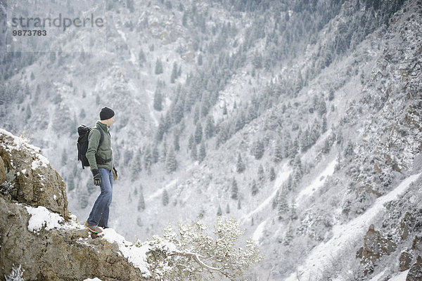 stehend Berg Mann sehen Tal wandern