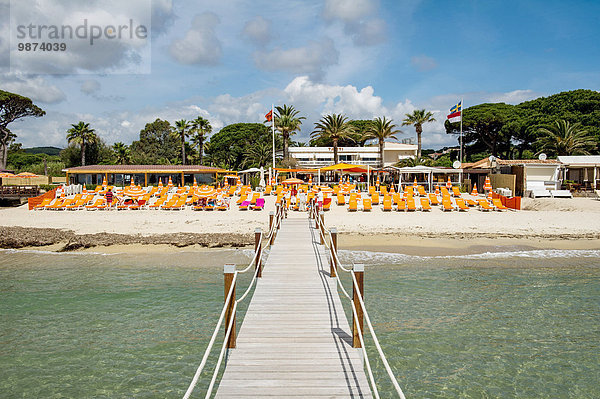 Wasser Strand Verletzung der Privatsphäre Sonnenschirm Schirm Liege Liegen Liegestuhl Bucht Ponton Saint Tropez Tahiti