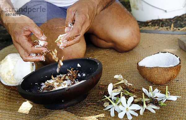 Blume Tradition Operationskittel Kittel Produktion Fernverkehrsstraße Ende Duft Spa Markt Kosmetik Schlagsahne Eigentum Kokosnuss Labor Verantwortung Französisch-Polynesien Handwerkserzeugnis Öl Tahiti