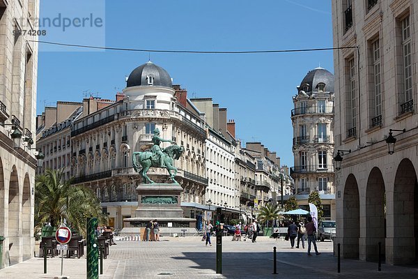 zwischen inmitten mitten Frankreich Großstadt Quadrat Quadrate quadratisch quadratisches quadratischer Statue Brücke Bildhauerei Orleans Platz