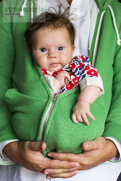 Europäer Menschlicher Vater halten Kapuzenjacke Mädchen Baby