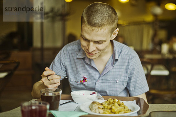Europäer Mann essen essend isst Tisch Mittagessen