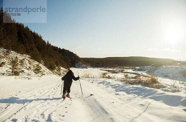 Europäer Junge - Person Schnee Feld Skisport querfeldein Cross Country