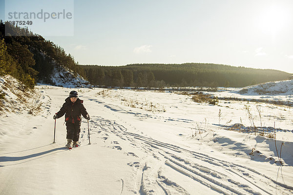 Europäer Junge - Person Schnee Feld Skisport querfeldein Cross Country