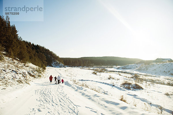 Europäer Schnee Feld Skisport querfeldein Cross Country