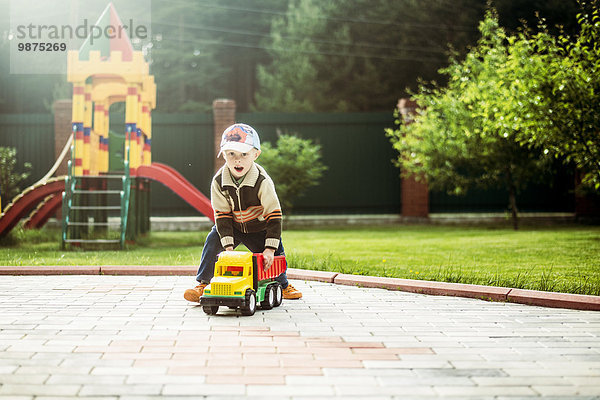 Europäer Junge - Person Spielzeug Spielplatz Lastkraftwagen spielen