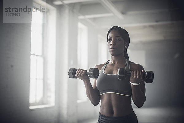 Fitness-Studio Frau Dunkelheit heben Hantel schwarz