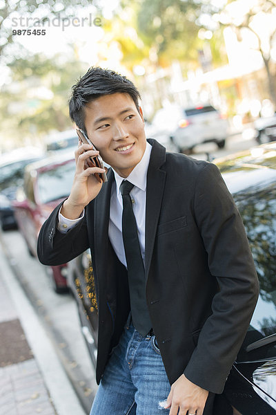 Handy nahe sprechen Geschäftsmann Auto südkoreanisch