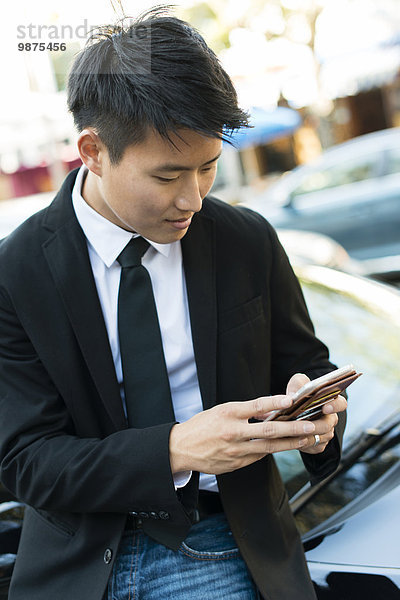 Handy nahe benutzen Geschäftsmann Auto südkoreanisch