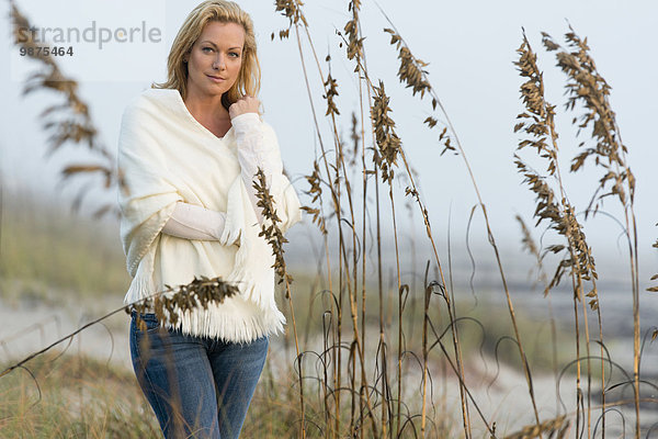 stehend Europäer Frau Strand groß großes großer große großen Gras