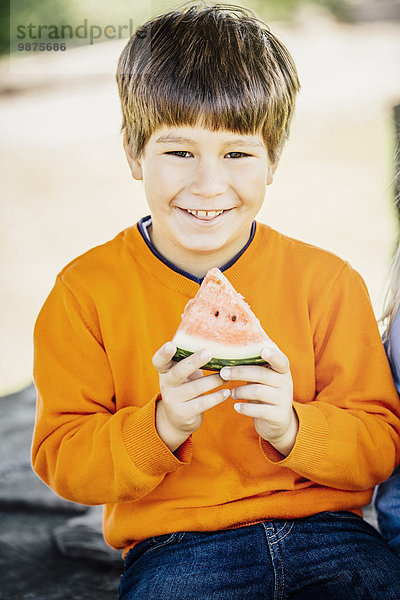Außenaufnahme Europäer Junge - Person Wassermelone essen essend isst freie Natur